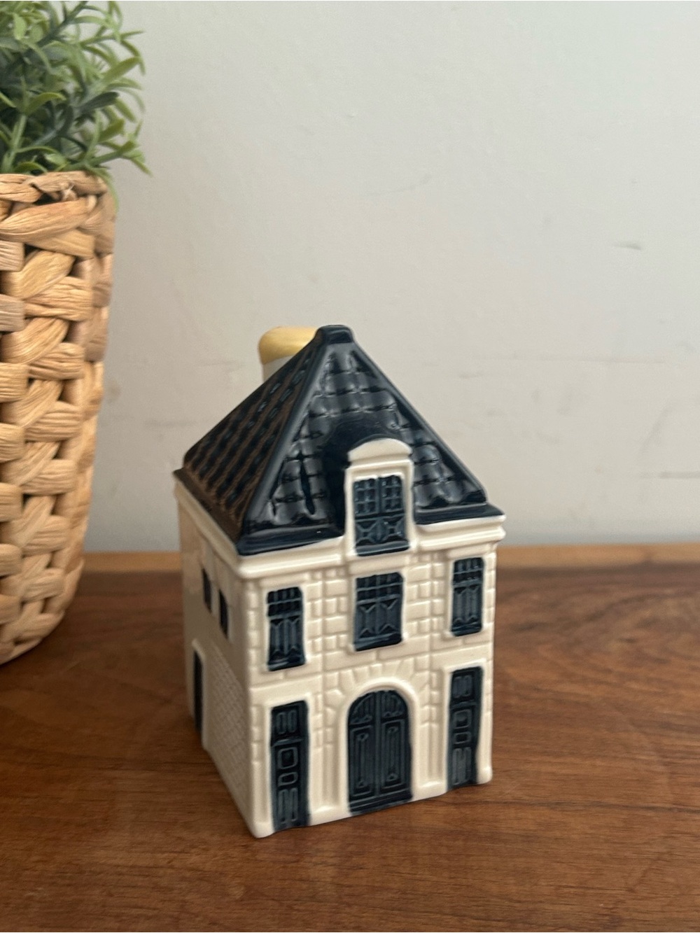 KLM Blue Delft House by BOLS Royal Distilleries Holland #64 miniature